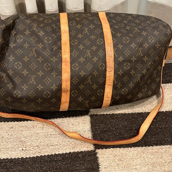 Louis Vuitton duffle bag. Leather shows spots and oil marks but no fraying! - Picture 4 of 7